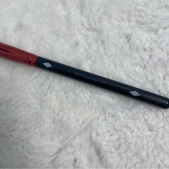 LUXIE Limited Edition Harley Quinn Detail Flat Definer Makeup Brush - Picture 3 of 3